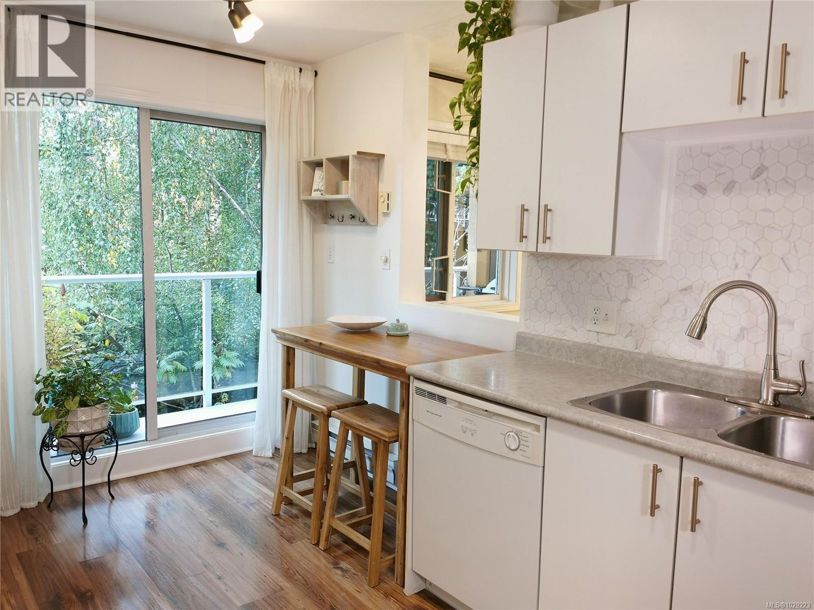 304 494 Marsett Place, Saanich