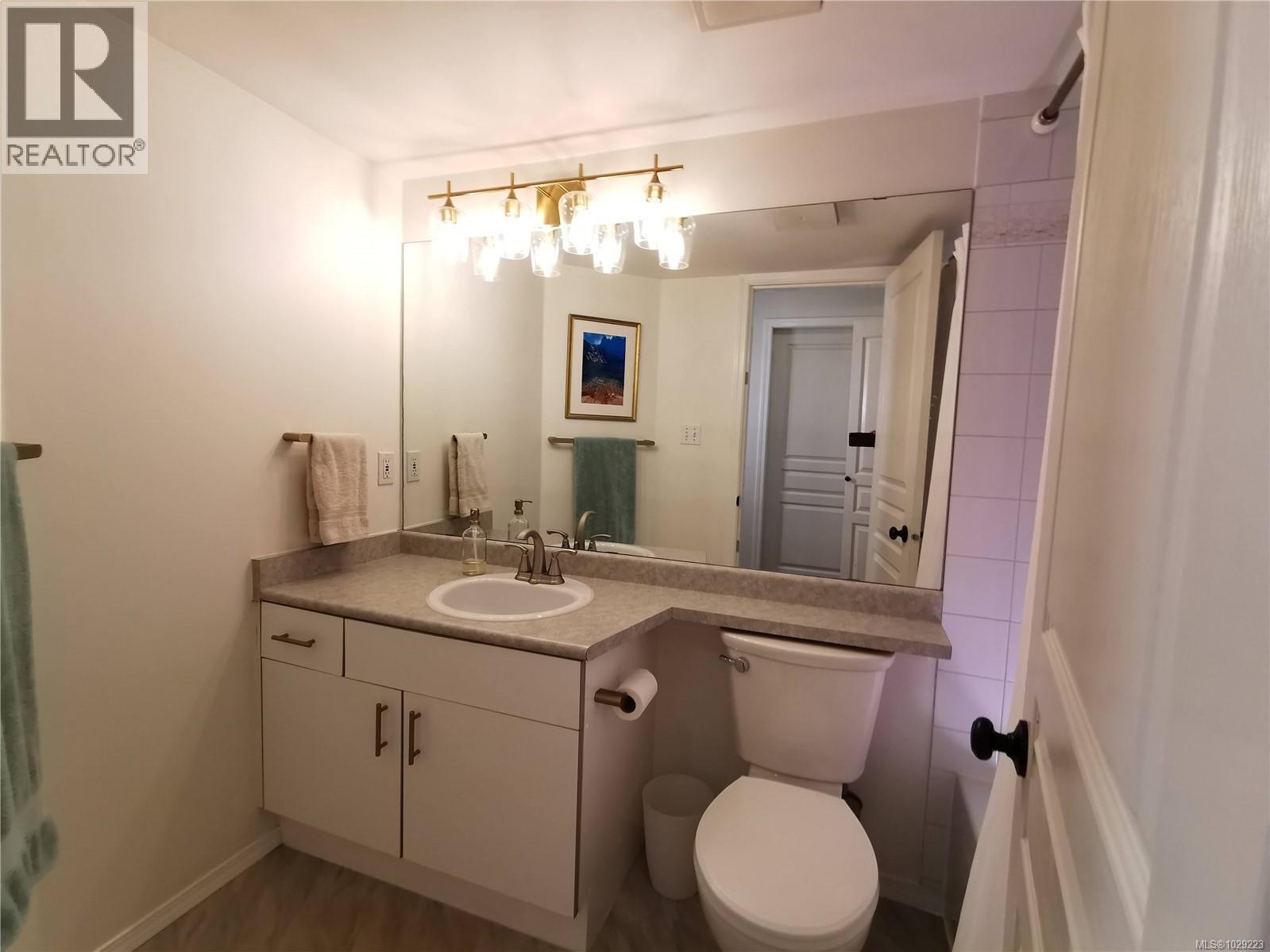 304 494 Marsett Place, Saanich