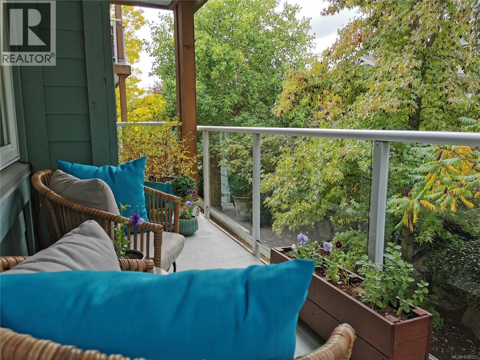 304 494 Marsett Place, Saanich