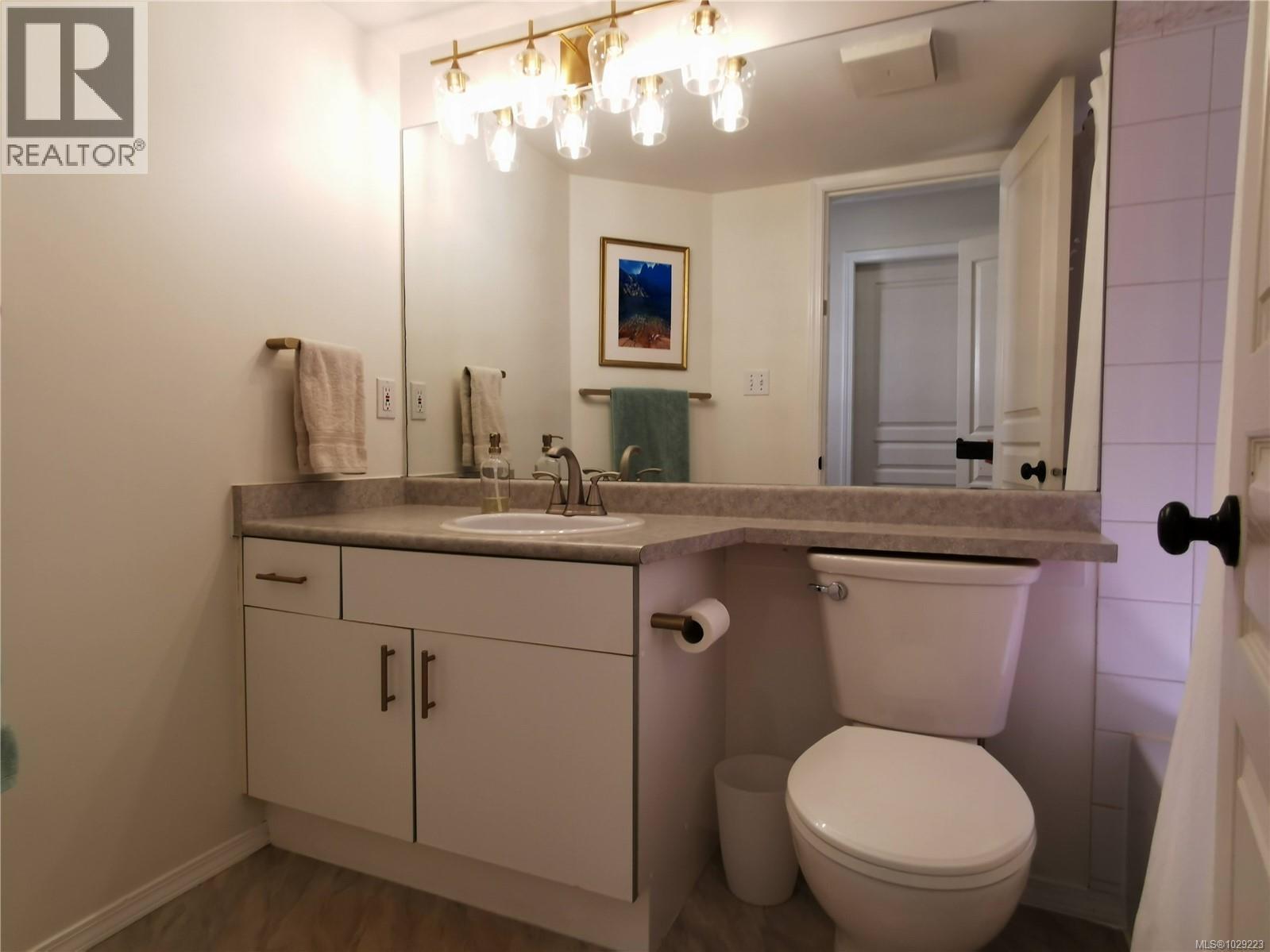 304 494 Marsett Place, Saanich