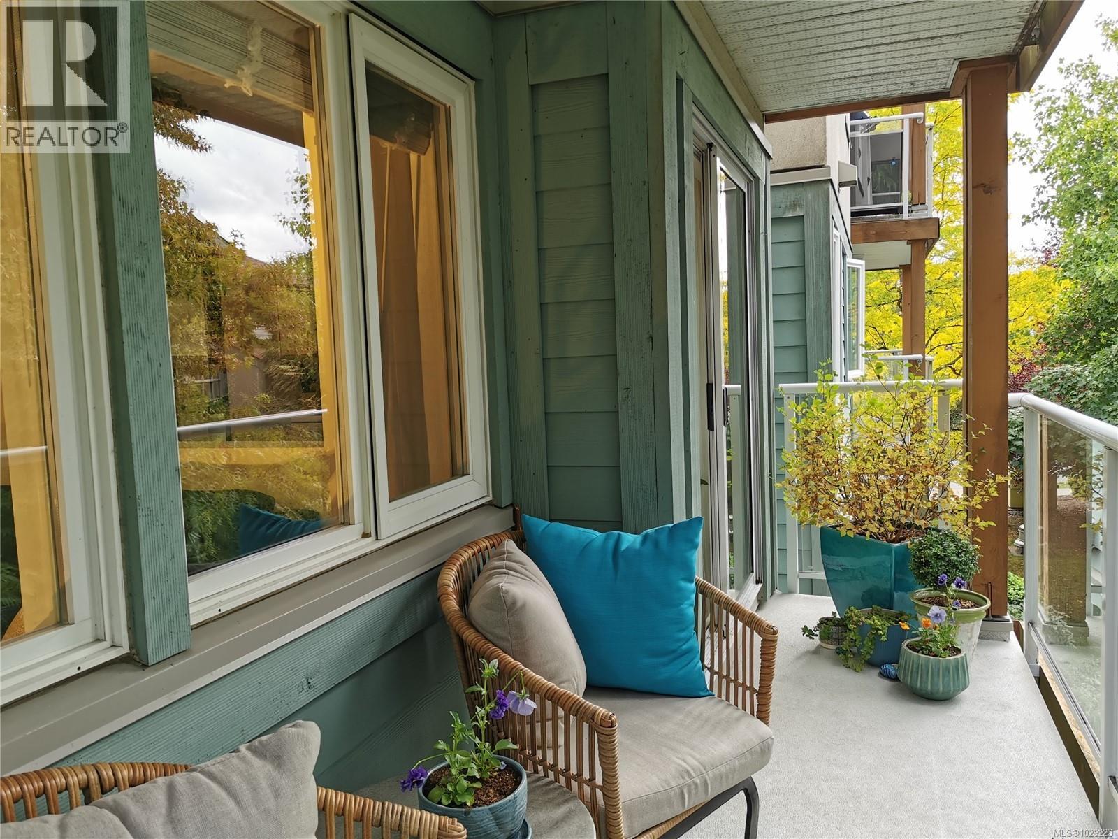 304 494 Marsett Place, Saanich