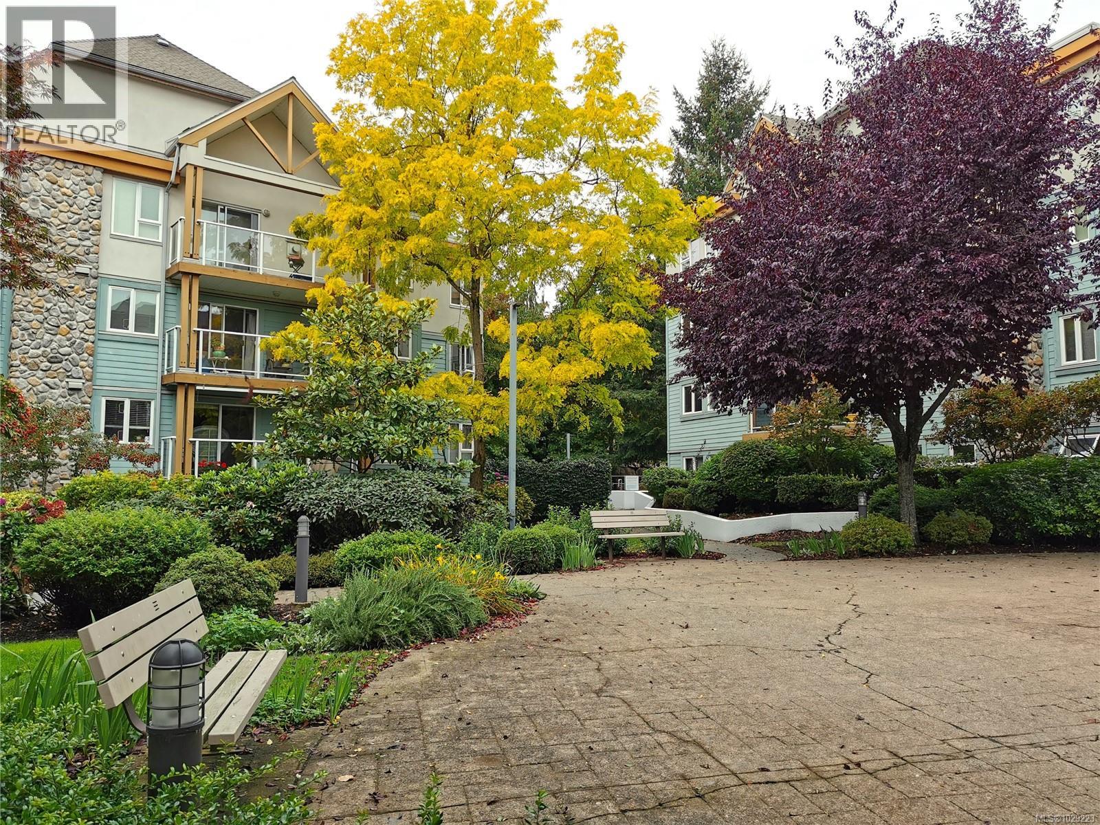 304 494 Marsett Place, Saanich