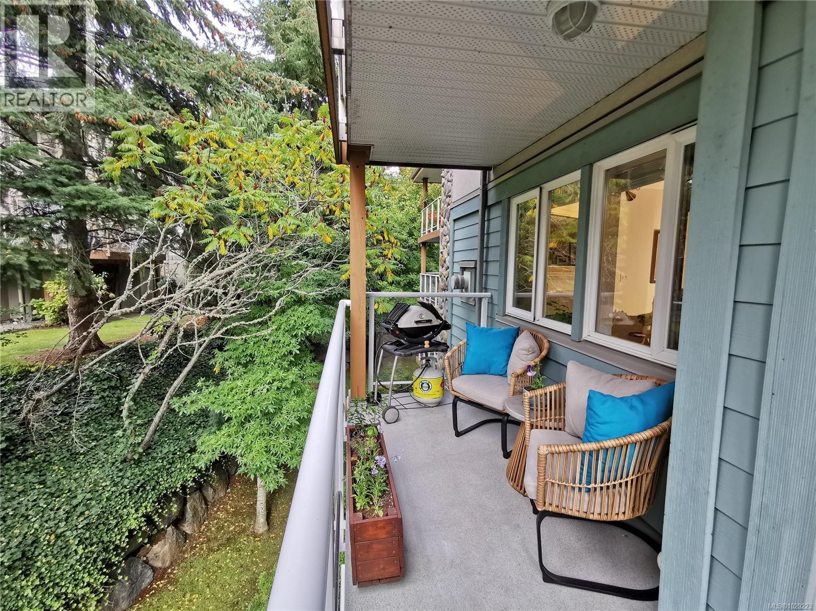 304 494 Marsett Place, Saanich