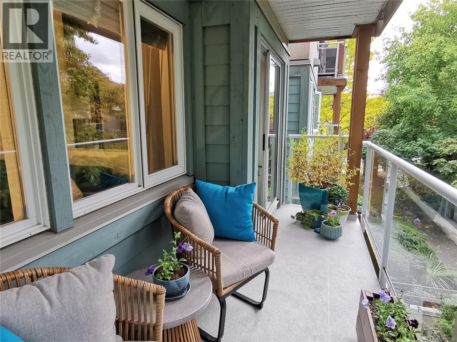 304 494 Marsett Place, Saanich