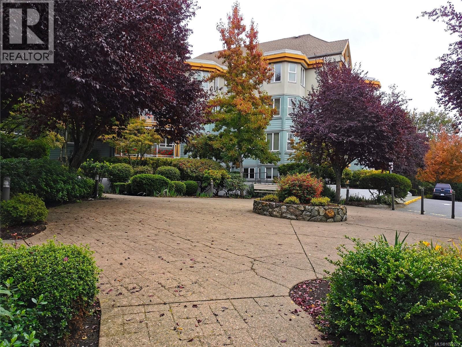 304 494 Marsett Place, Saanich