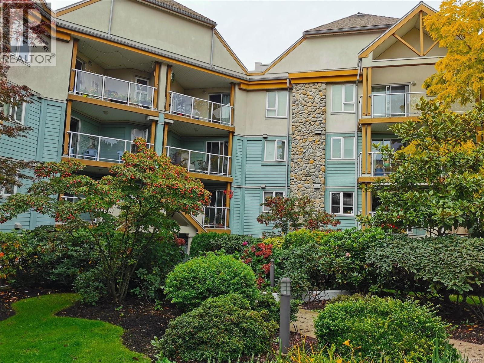 304 494 Marsett Place, Saanich