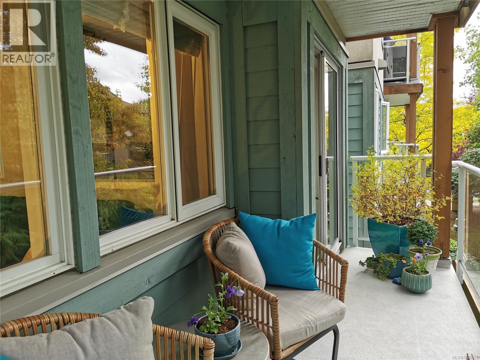 304 494 Marsett Place, Saanich