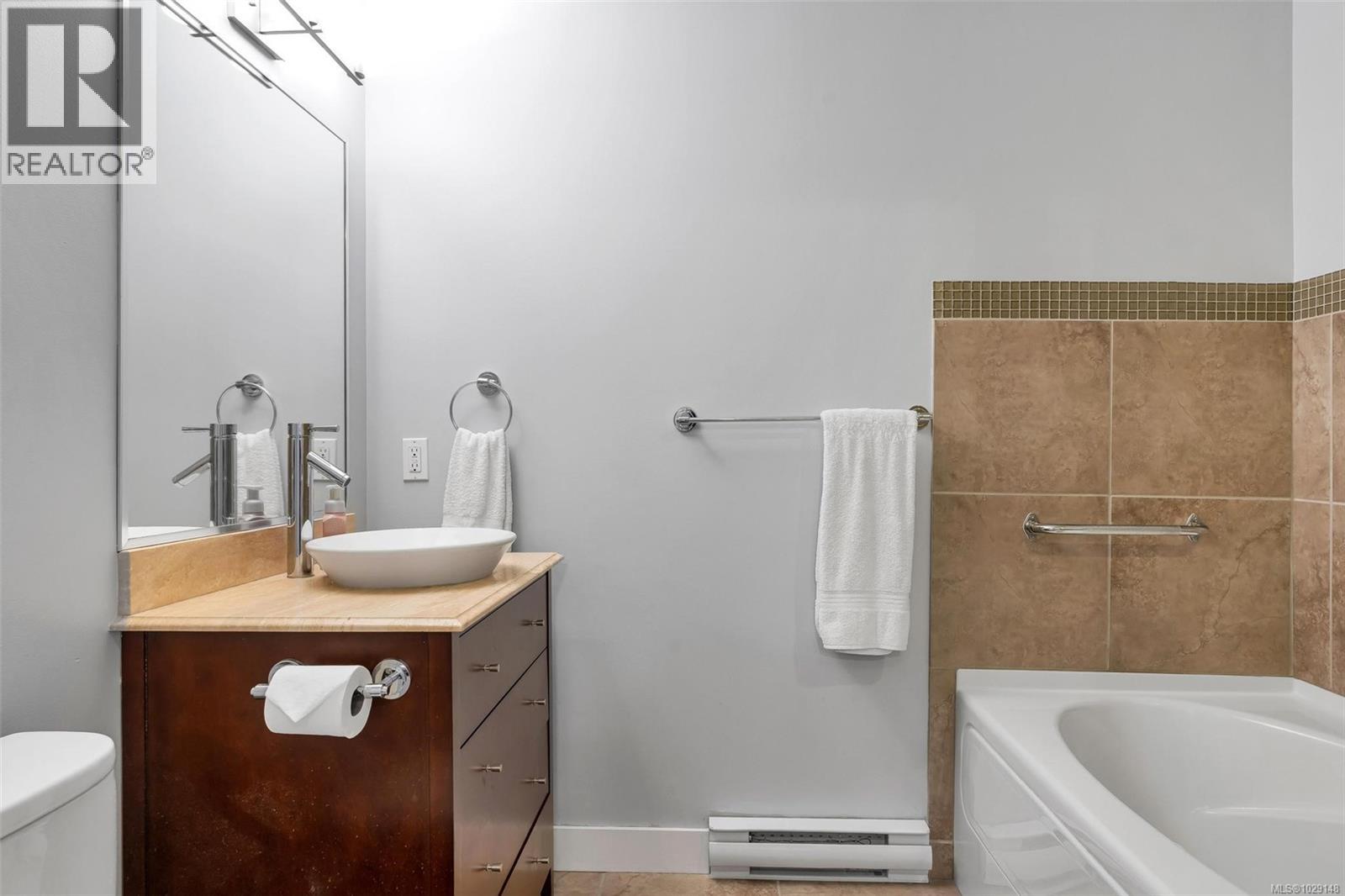 #304 611 GOLDSTREAM AVE - 16