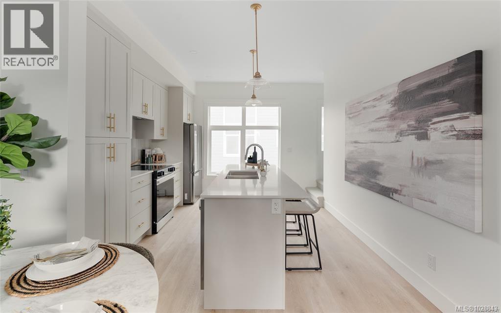 #1 2538 Shelbourne St - 4