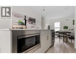 Living room - 1 2538 Shelbourne St, Victoria, BC V8R4L5 Photo 6