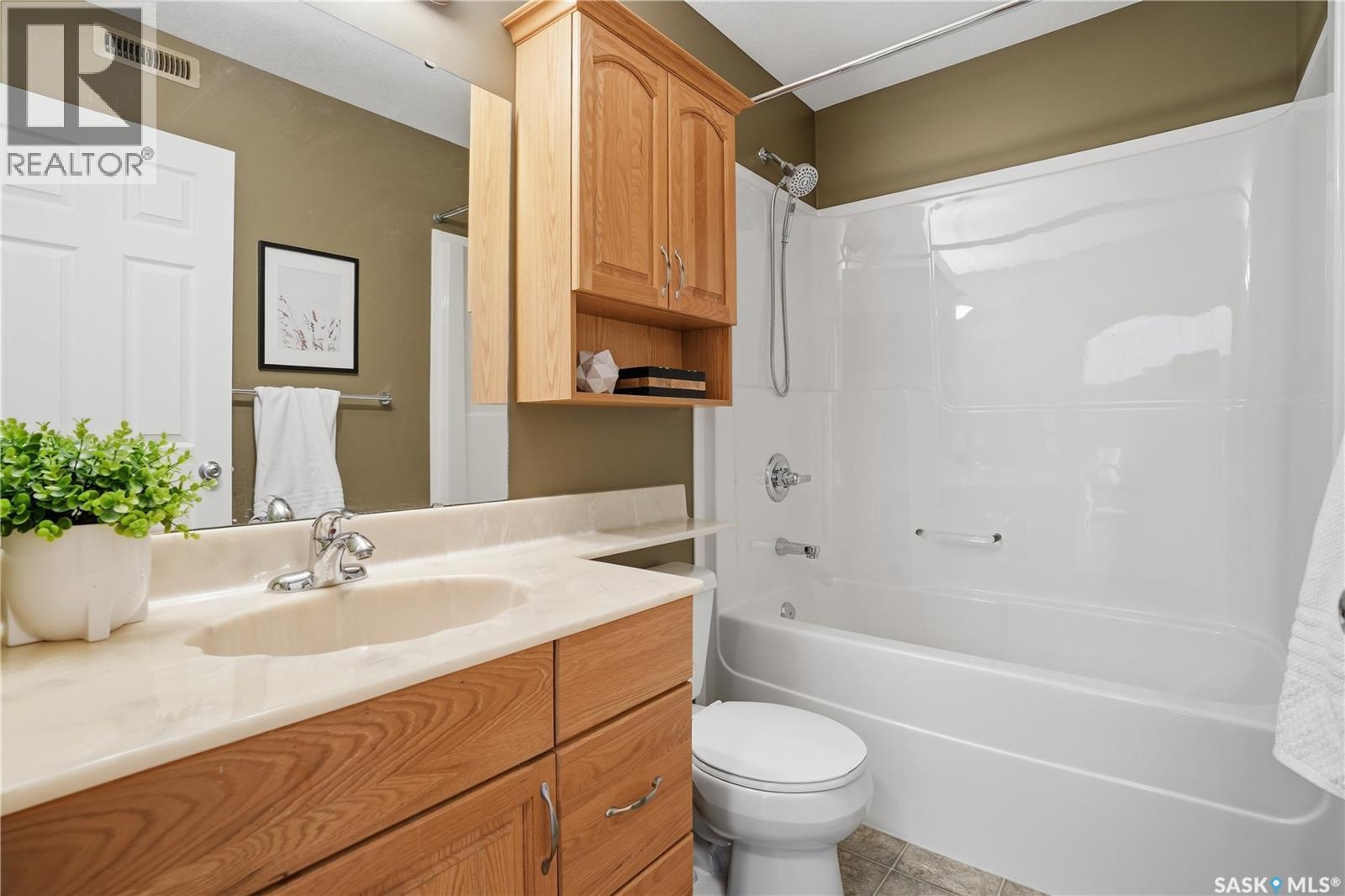 Single Family House Bi-level for Sale in  SUNNINGHILL CRESCENT Regina 