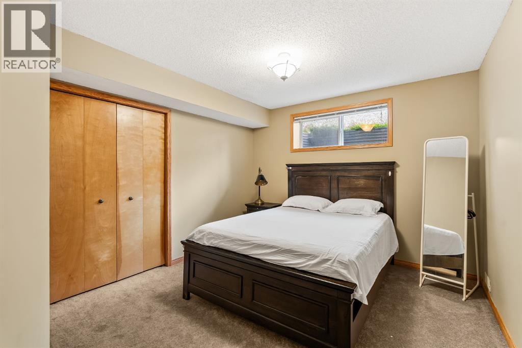 Single Family House for Sale in  Simcoe Close SW Signal Hill Calgary 