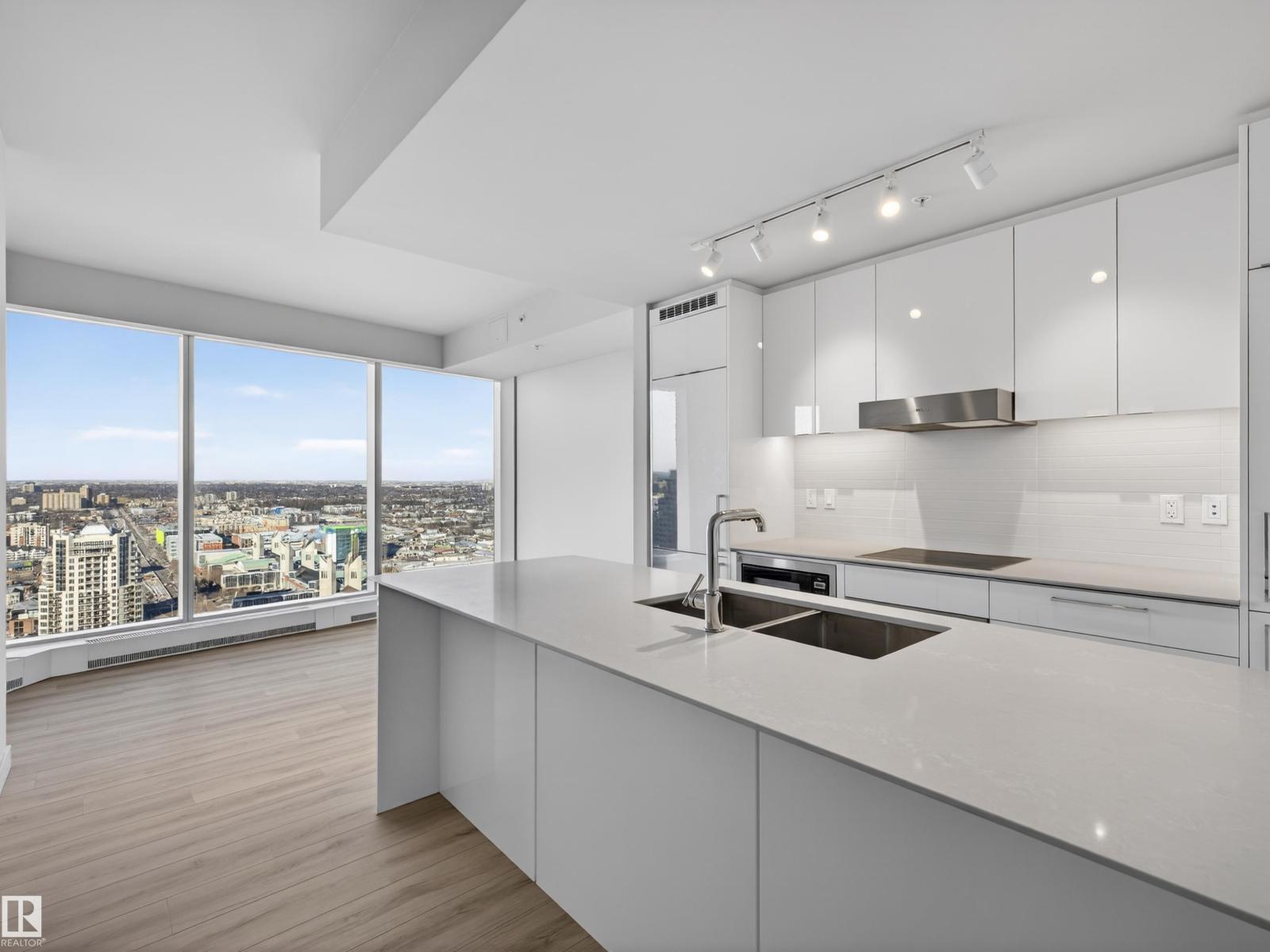 #2612 10360 102 ST NW - 3