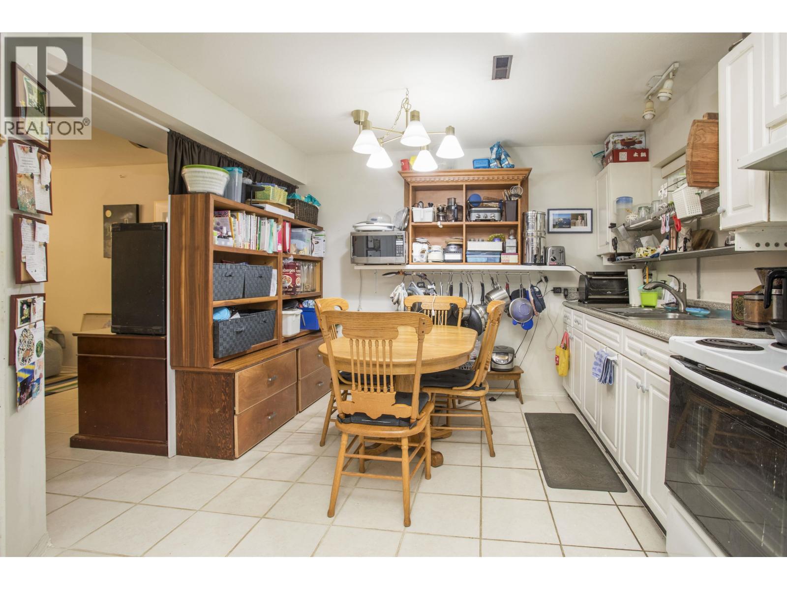 1570 1572 GILES PLACE