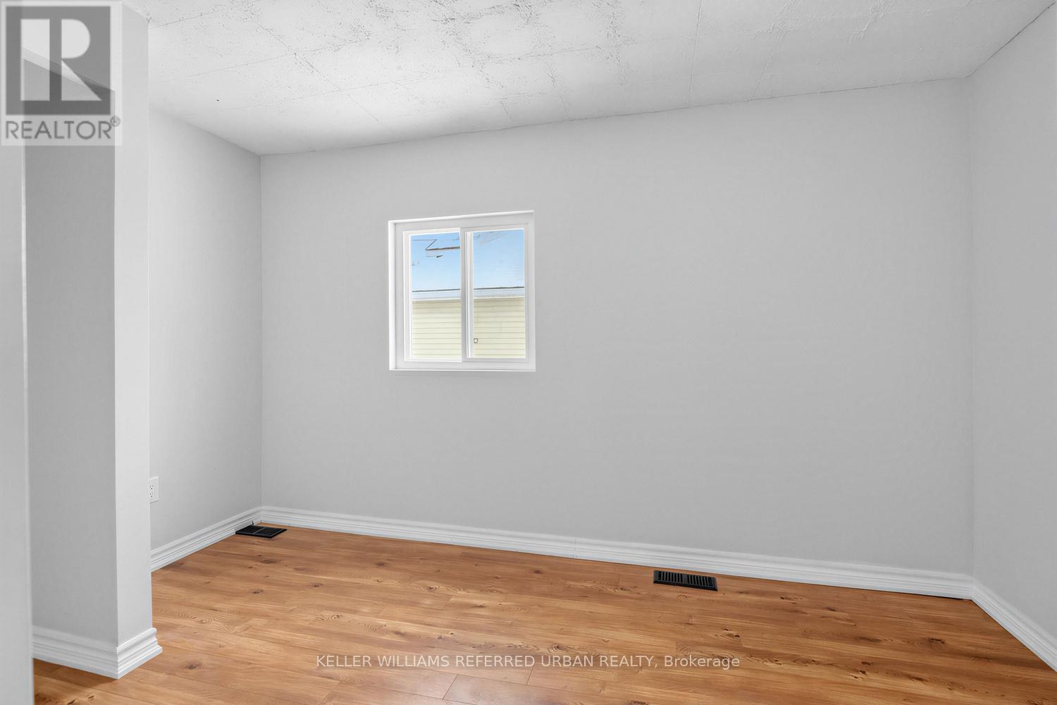 208 BAYVIEW AVENUE - 28