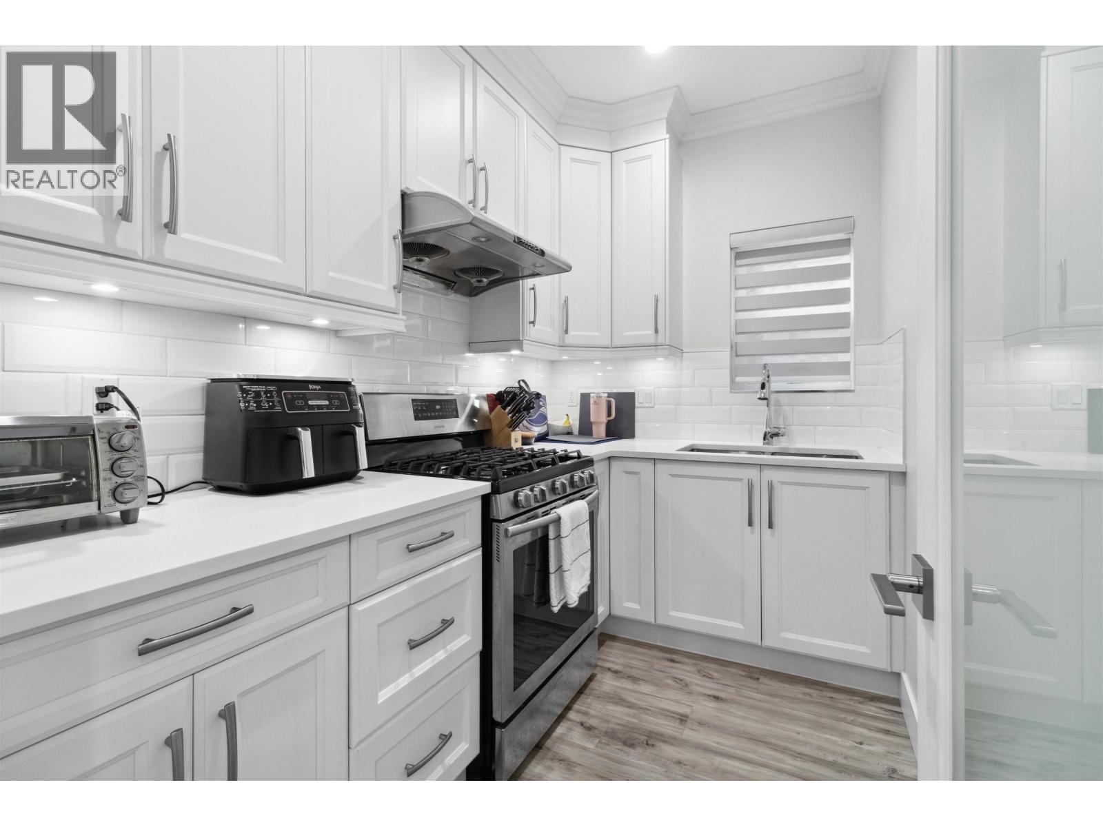 211 HAMPTON STREET, New Westminster