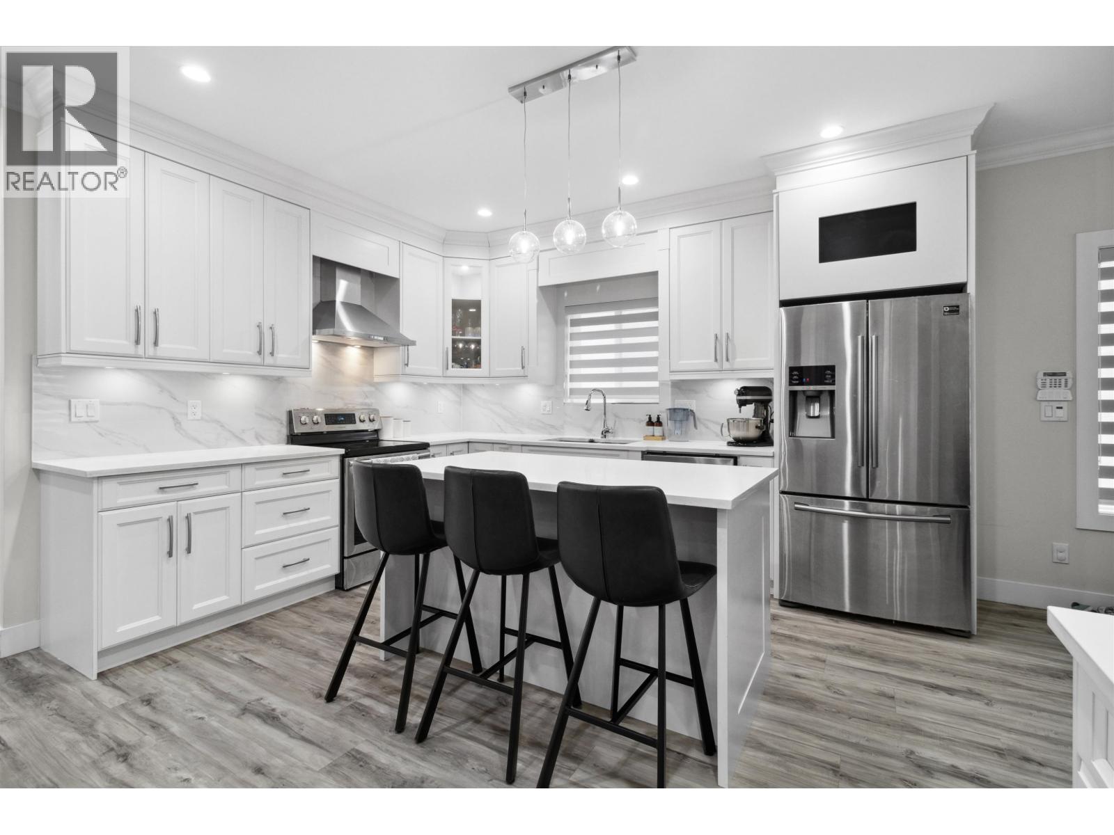 211 HAMPTON STREET, New Westminster