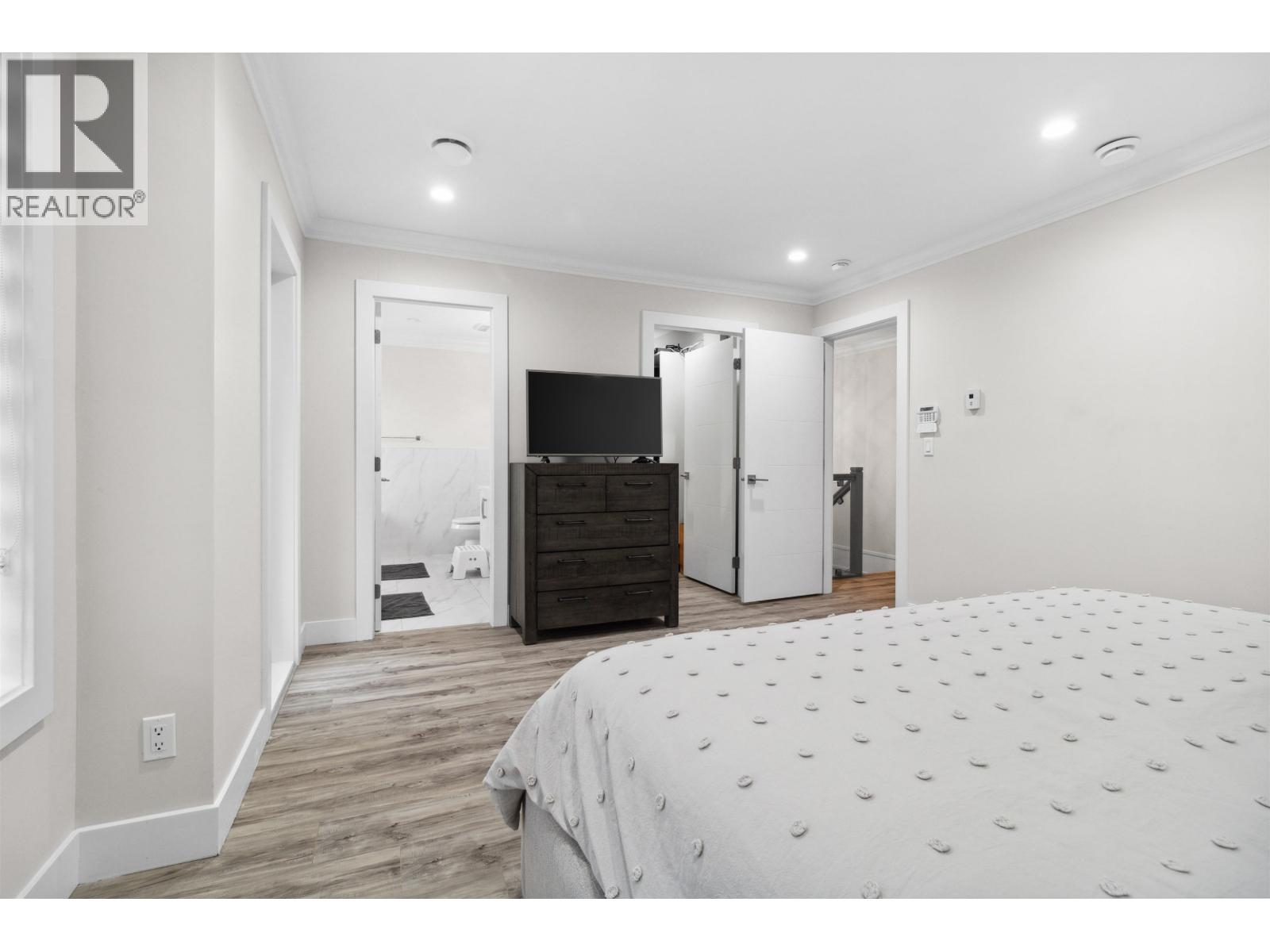 211 HAMPTON STREET, New Westminster