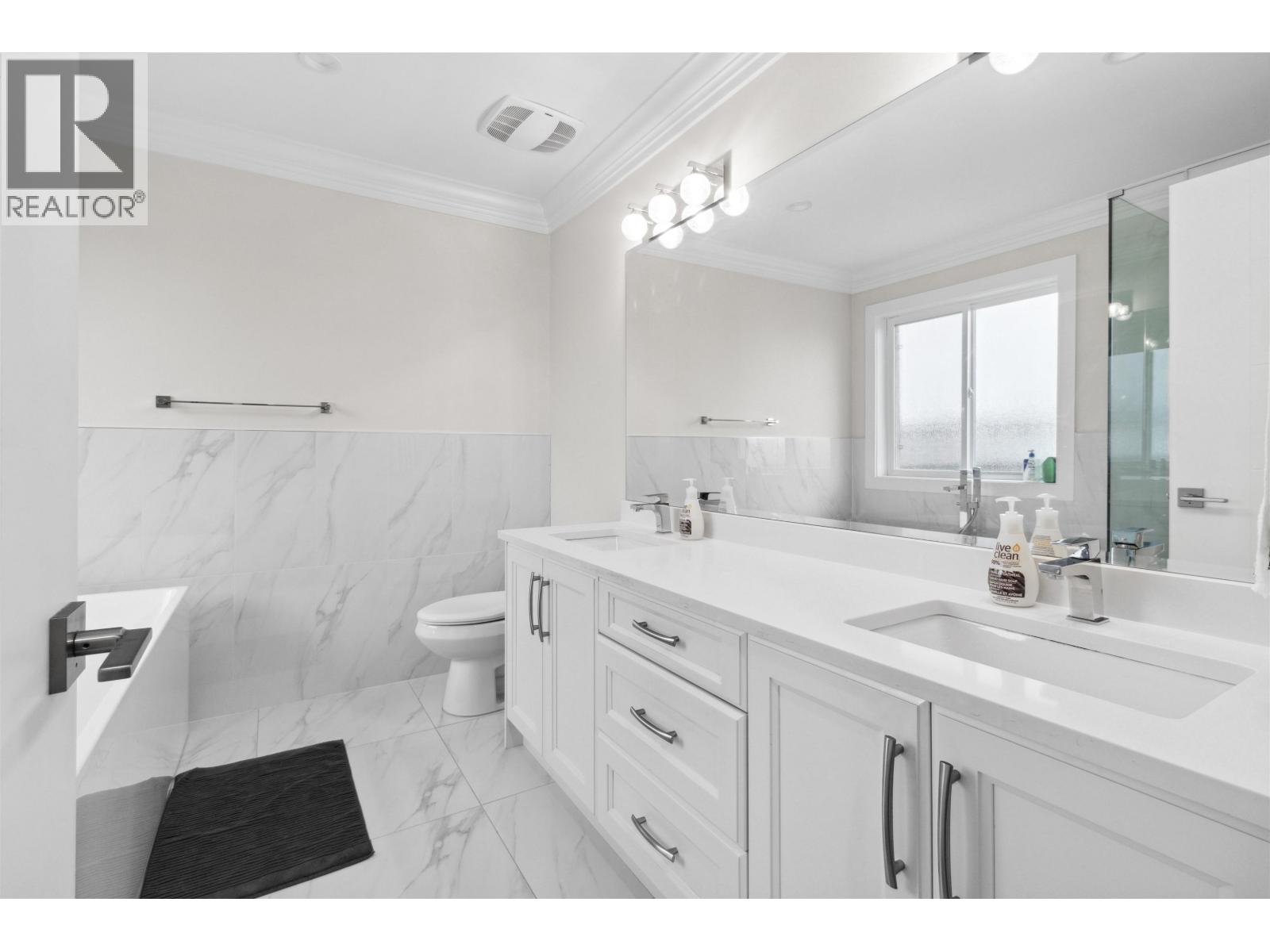 211 HAMPTON STREET, New Westminster