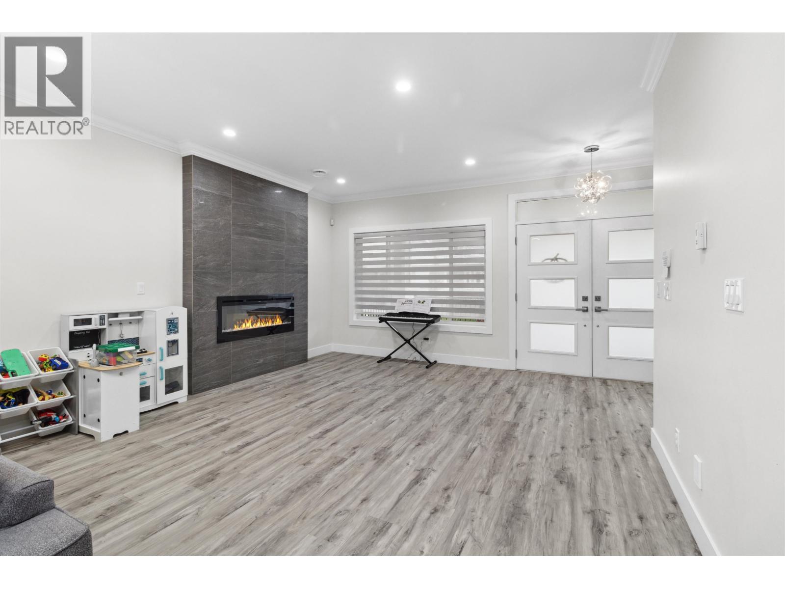 211 HAMPTON STREET, New Westminster