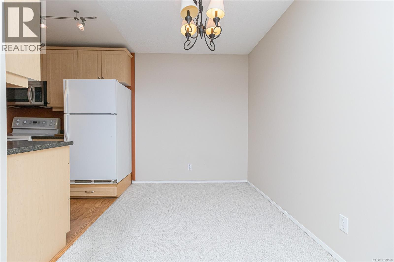 412 1655 Begbie St, Victoria