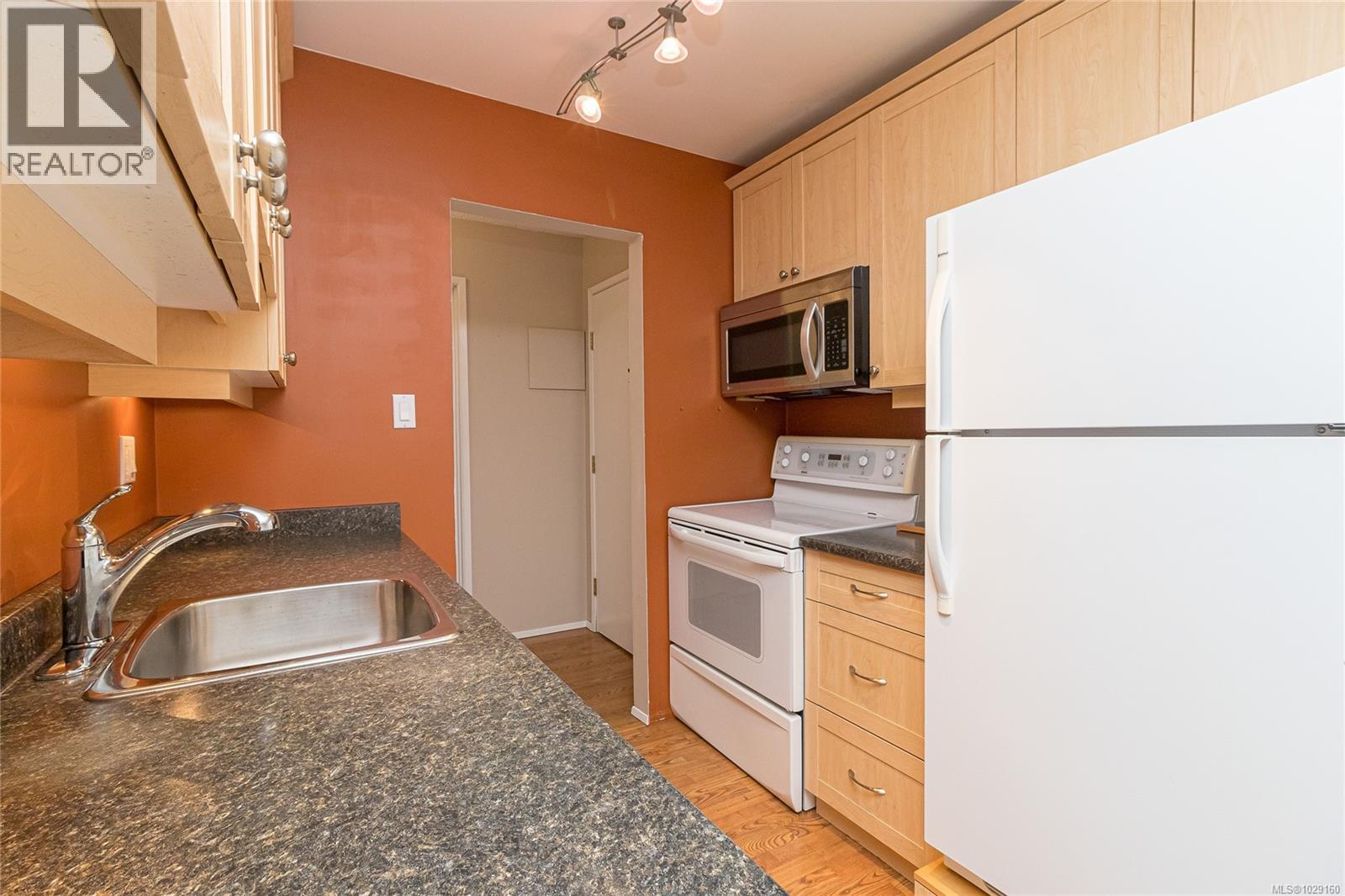 412 1655 Begbie St, Victoria