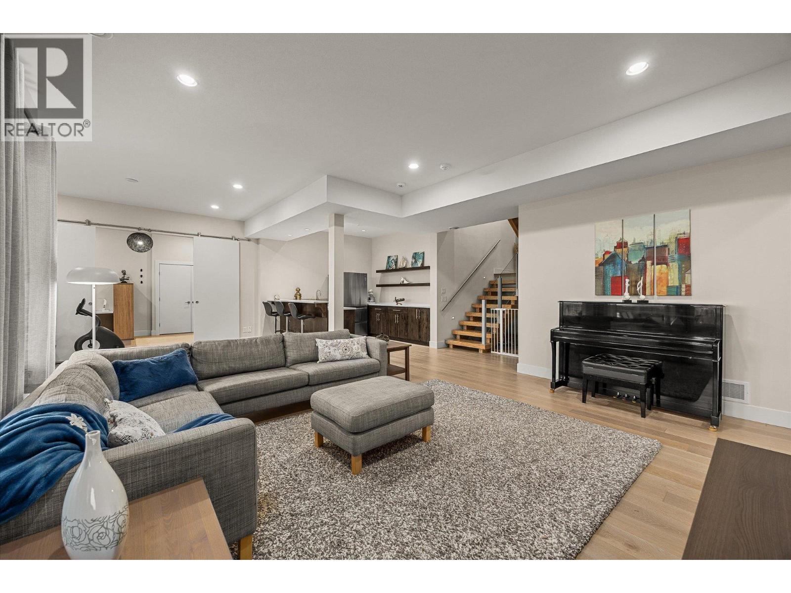 944 Hewetson Court, Kelowna