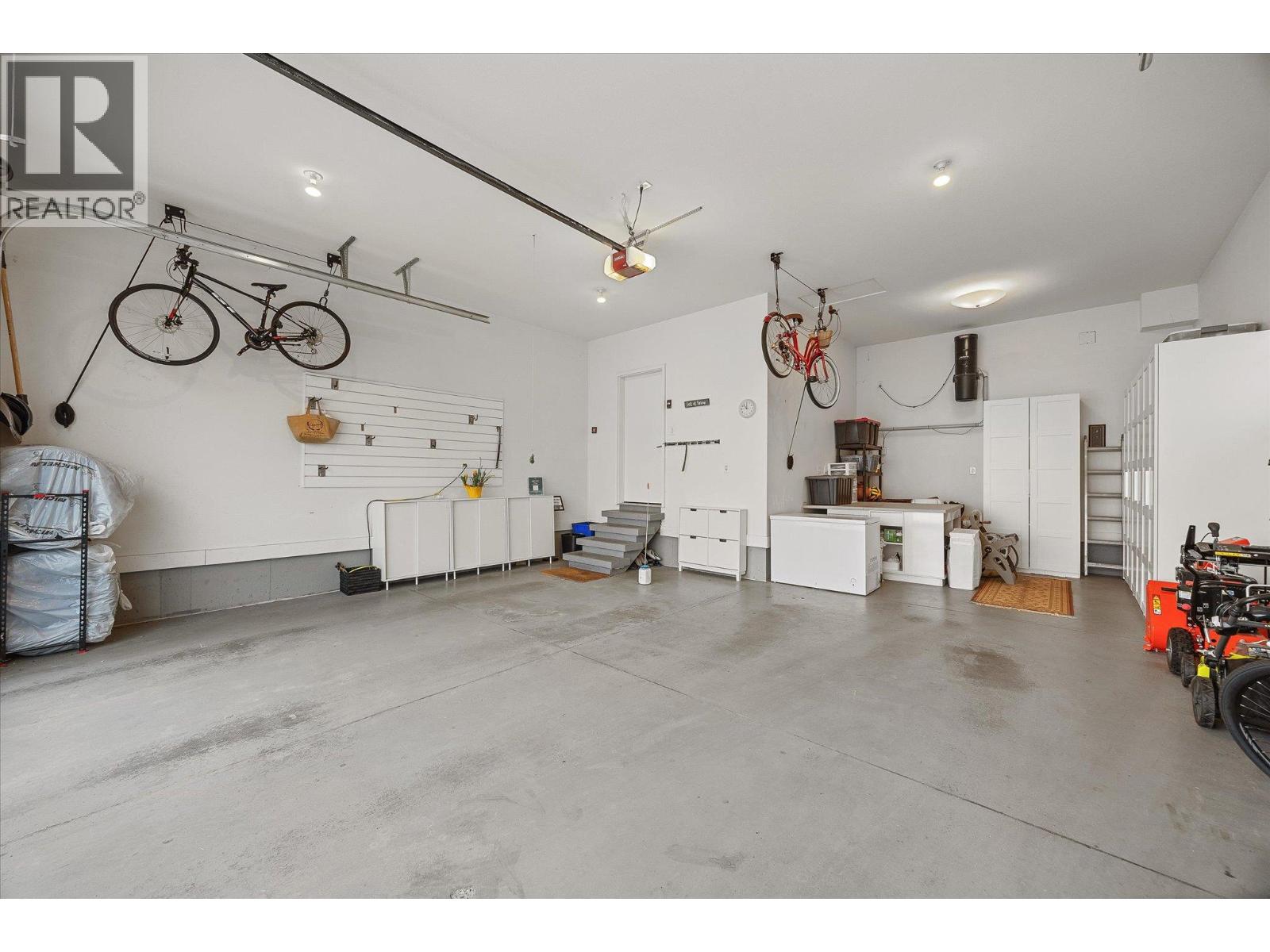 944 Hewetson Court, Kelowna