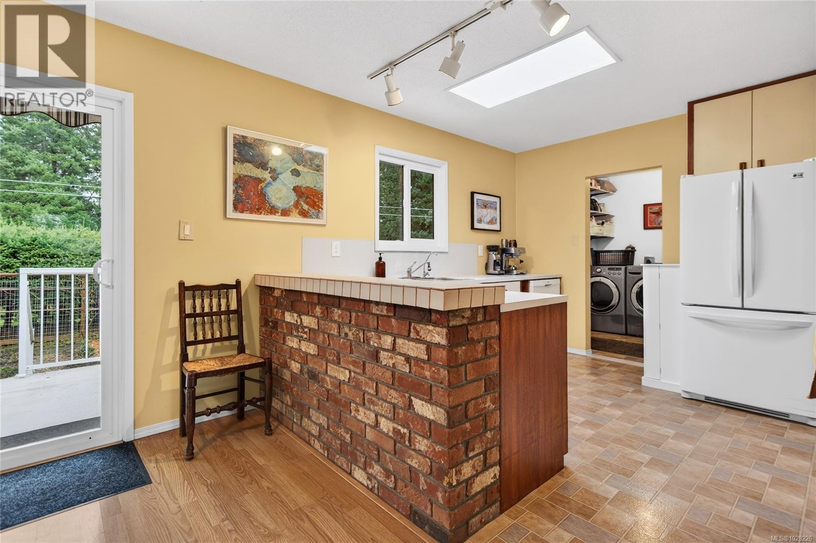 1516 BALSAM AVE - 12