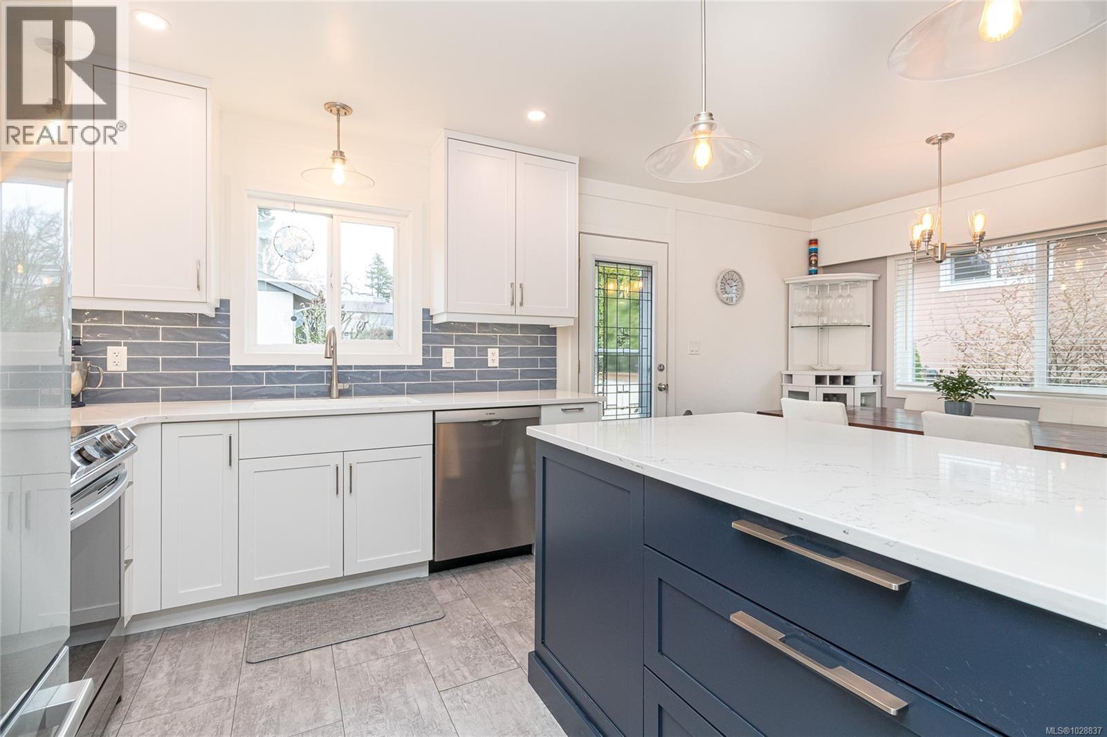 3825 KREMLIN ST - 13