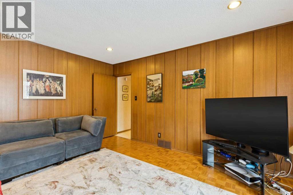 Single Family House for Sale in  Kananaskis Drive SW Kelvin Grove Calgary 