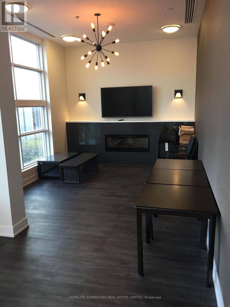 #305 10 WILLISON SQUARE N - 12