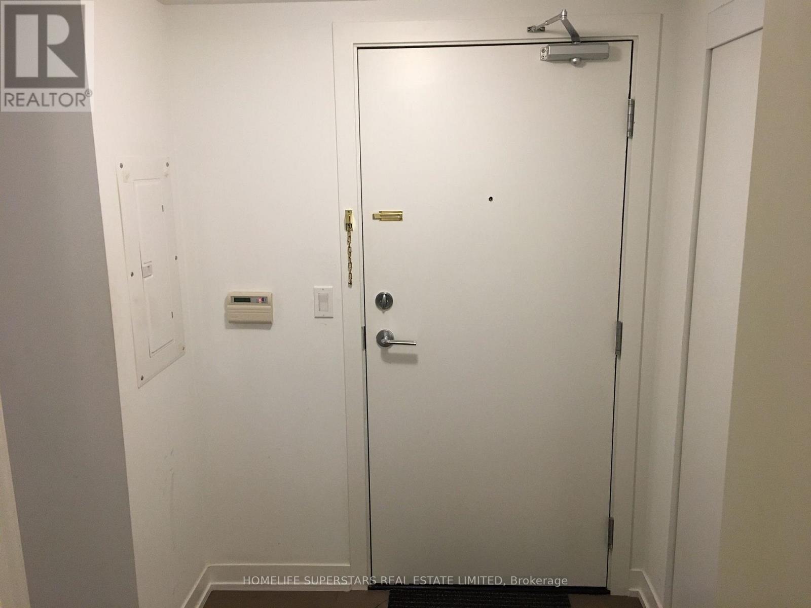 #305 10 WILLISON SQUARE N - 13