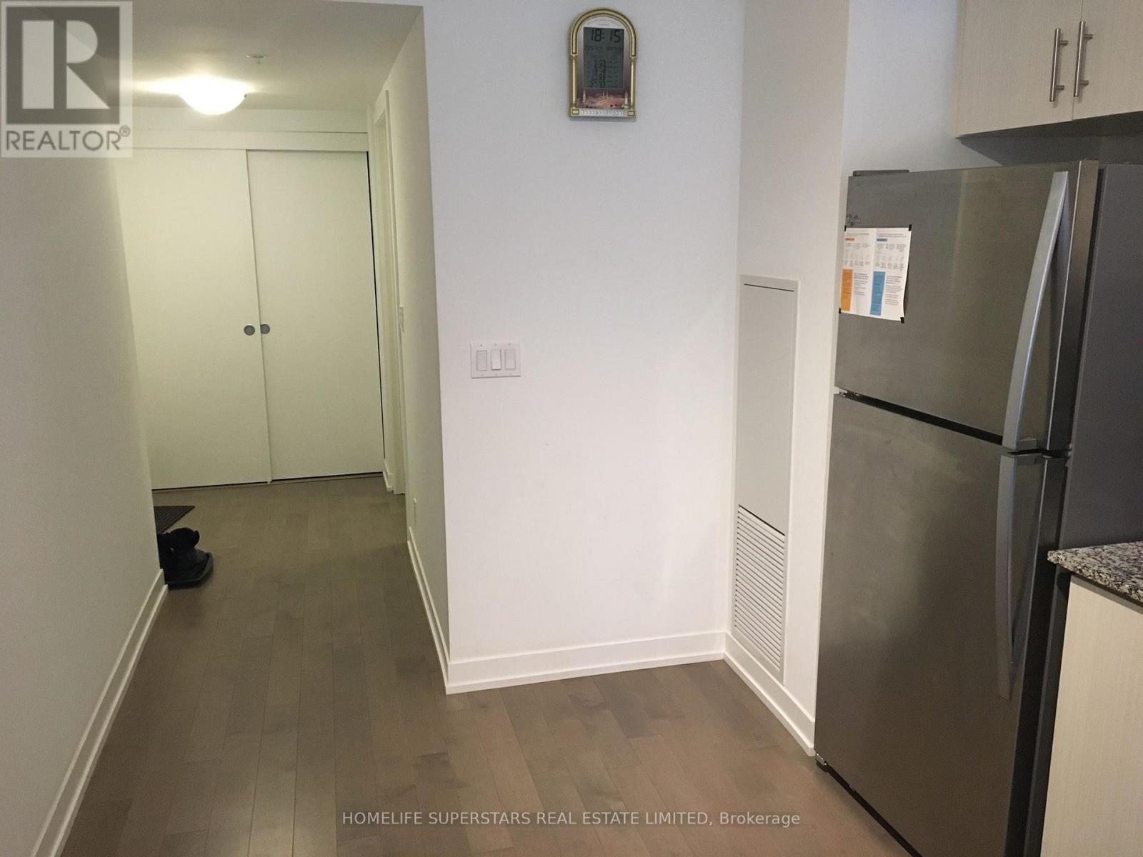 #305 10 WILLISON SQUARE N - 15