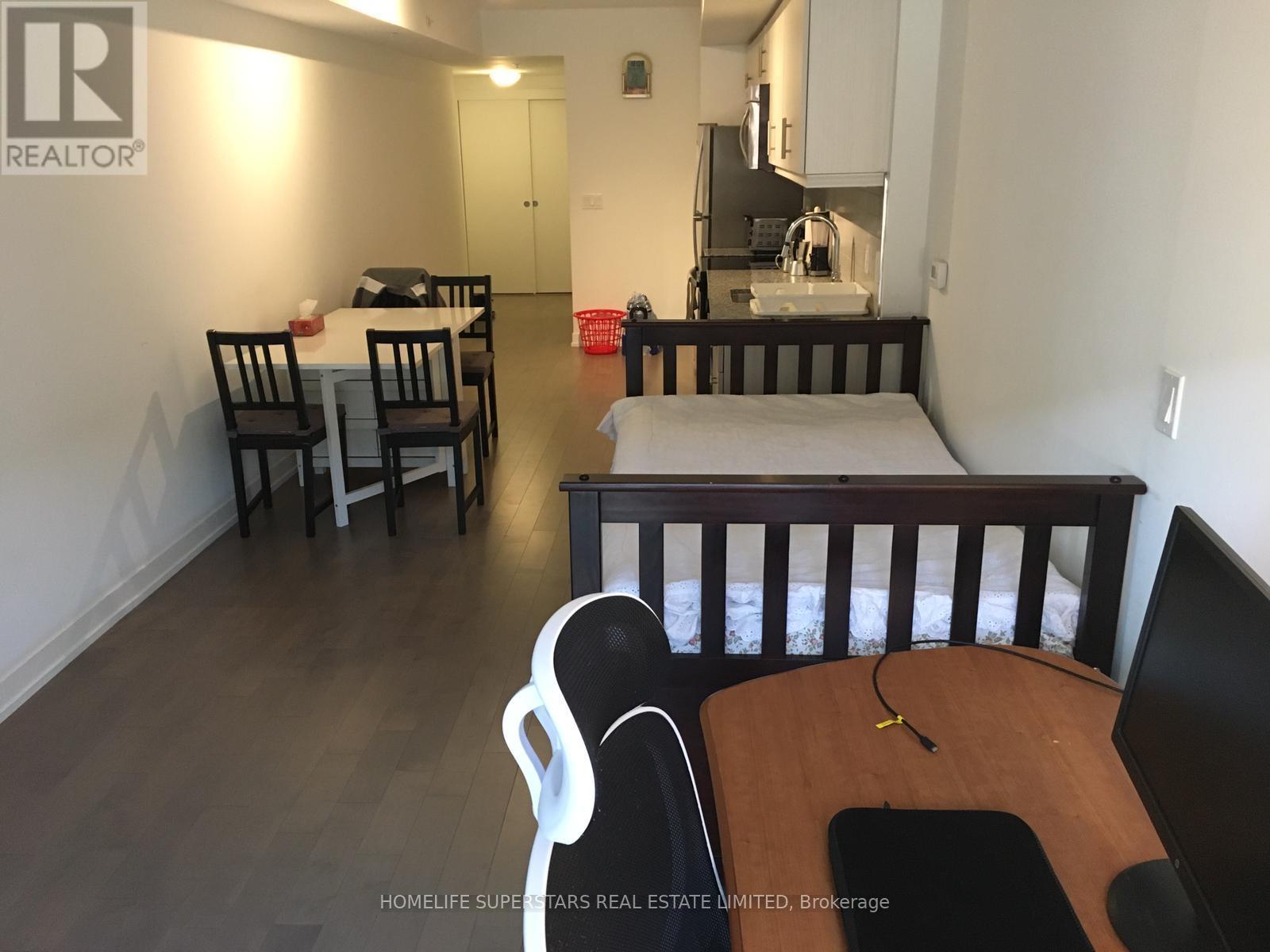 #305 10 WILLISON SQUARE N - 19