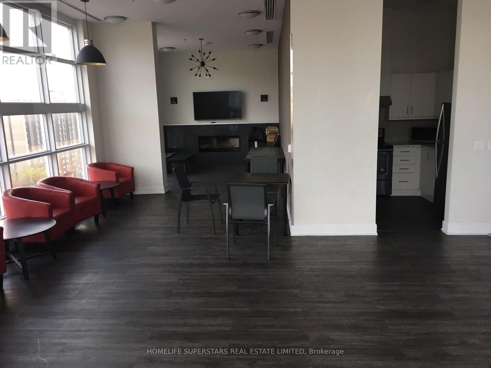 #305 10 WILLISON SQUARE N - 9
