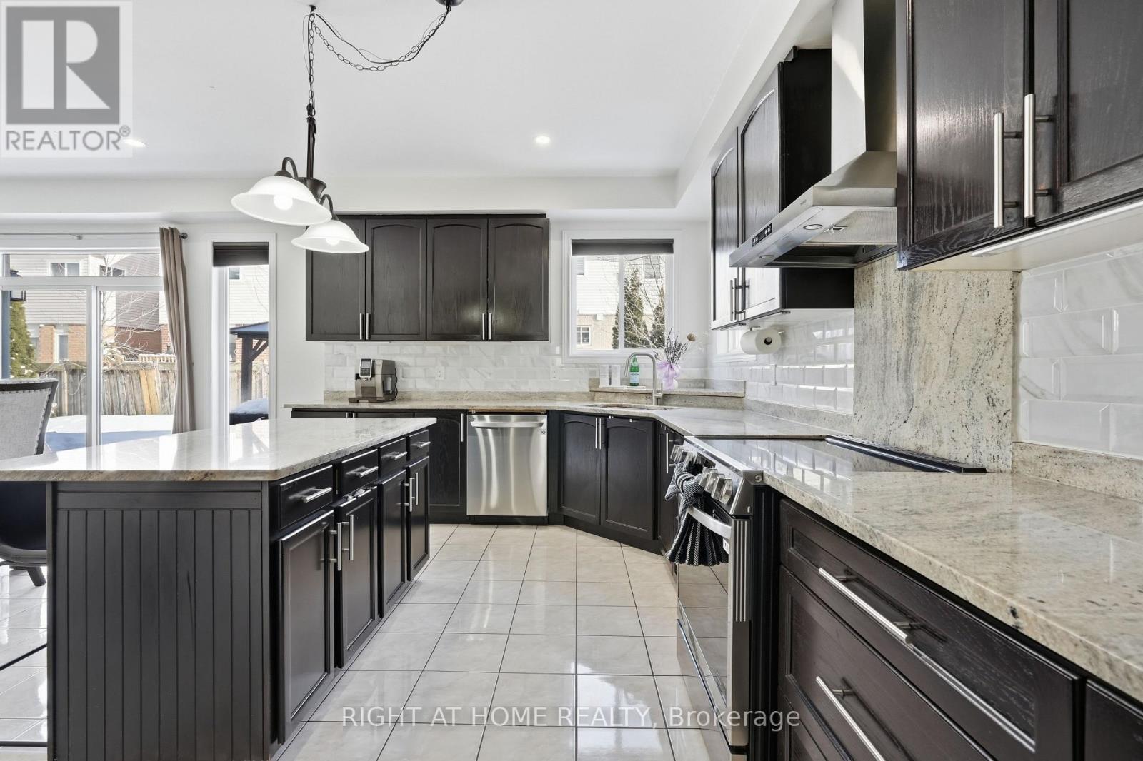 31 THE QUEENSWAY - 18