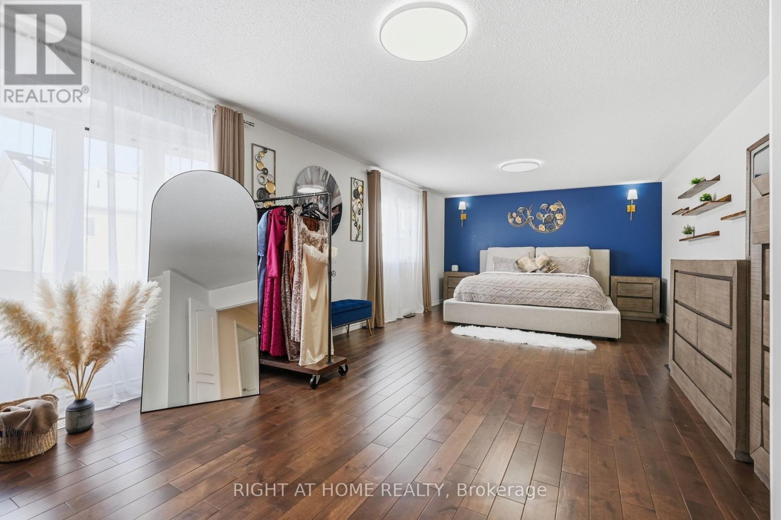 31 THE QUEENSWAY - 26
