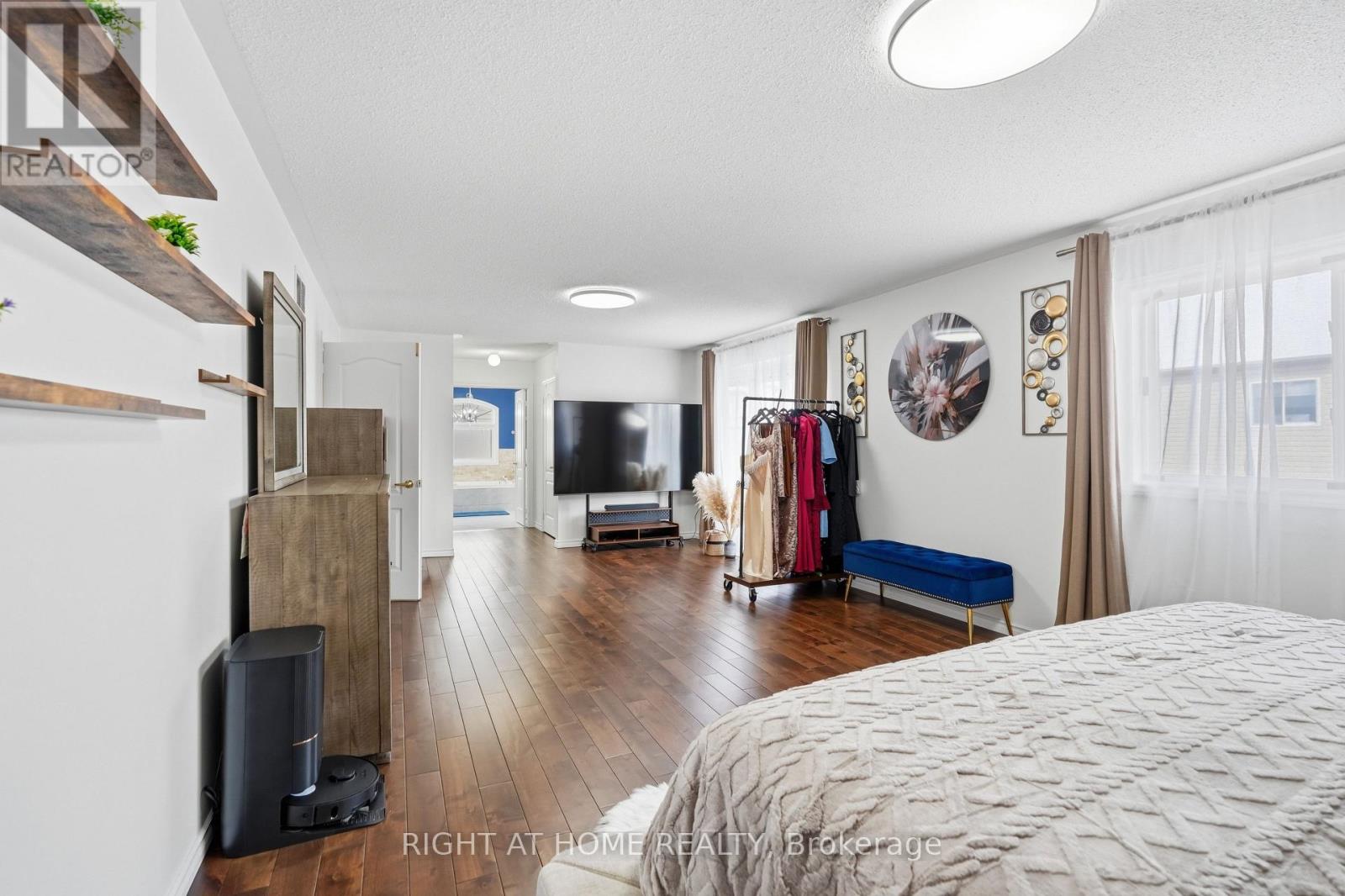 31 THE QUEENSWAY - 29