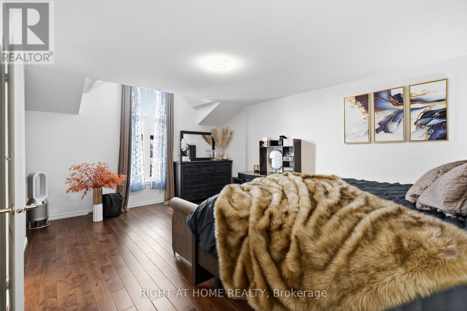 31 THE QUEENSWAY - 32
