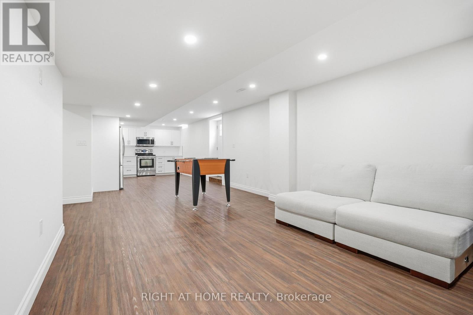 31 THE QUEENSWAY - 40
