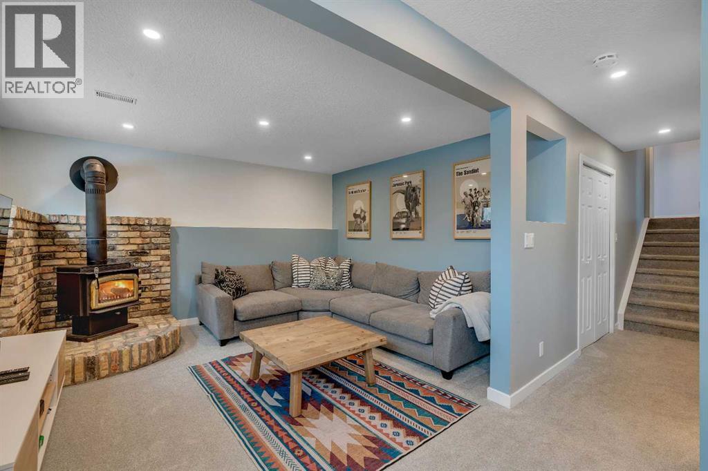 Single Family House 3 Level for Sale in  Deersaxon Road SE Deer Run Calgary 