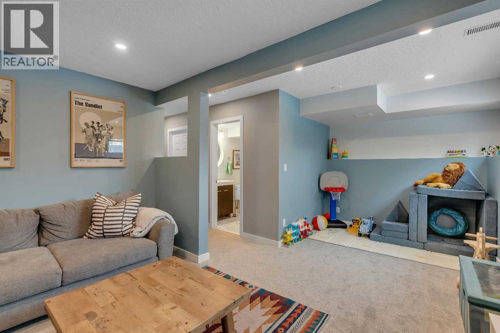 Single Family House 3 Level for Sale in  Deersaxon Road SE Deer Run Calgary 