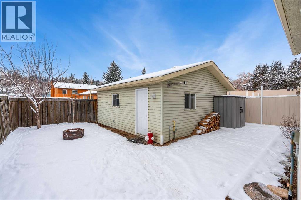 Single Family House 3 Level for Sale in  Deersaxon Road SE Deer Run Calgary 