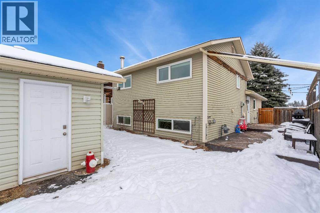 Single Family House 3 Level for Sale in  Deersaxon Road SE Deer Run Calgary 