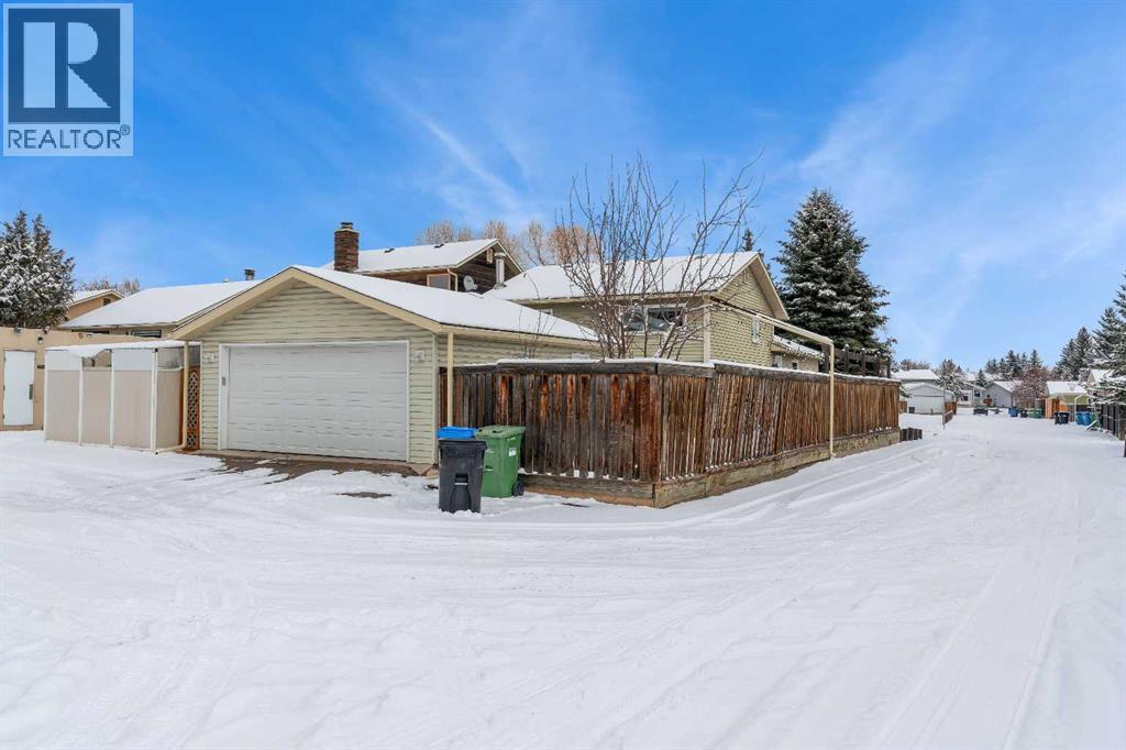 Single Family House 3 Level for Sale in  Deersaxon Road SE Deer Run Calgary 