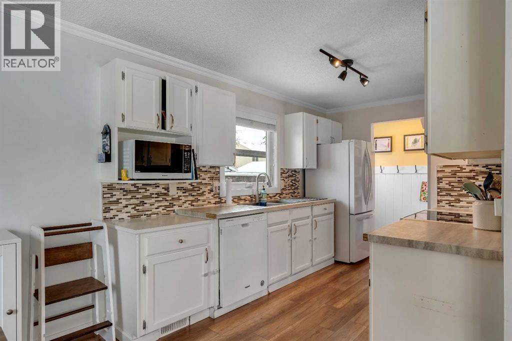 Single Family House 3 Level for Sale in  Deersaxon Road SE Deer Run Calgary 