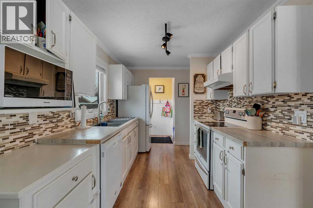 Single Family House 3 Level for Sale in  Deersaxon Road SE Deer Run Calgary 