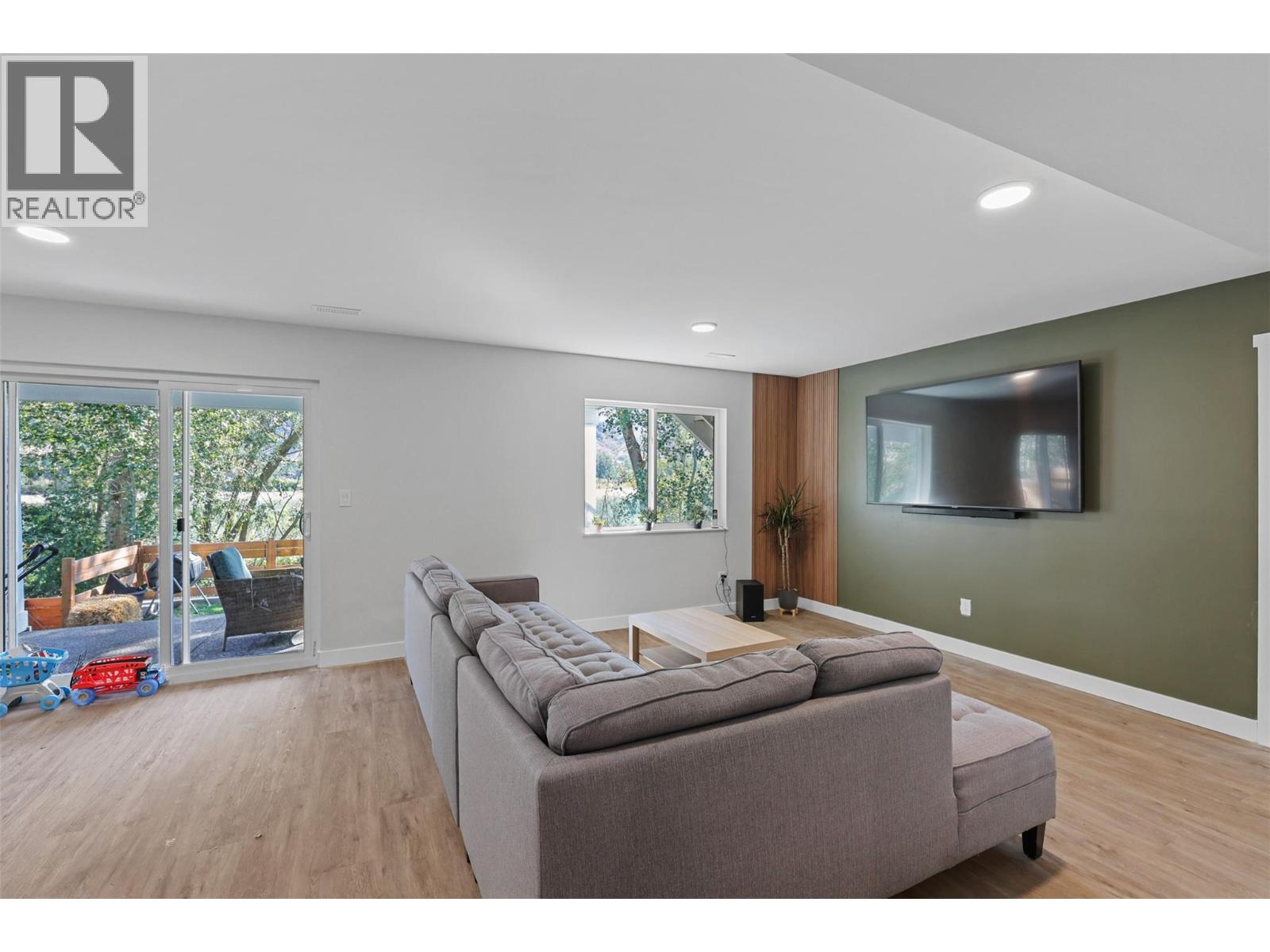 2742 BEACHMOUNT Crescent, Kamloops