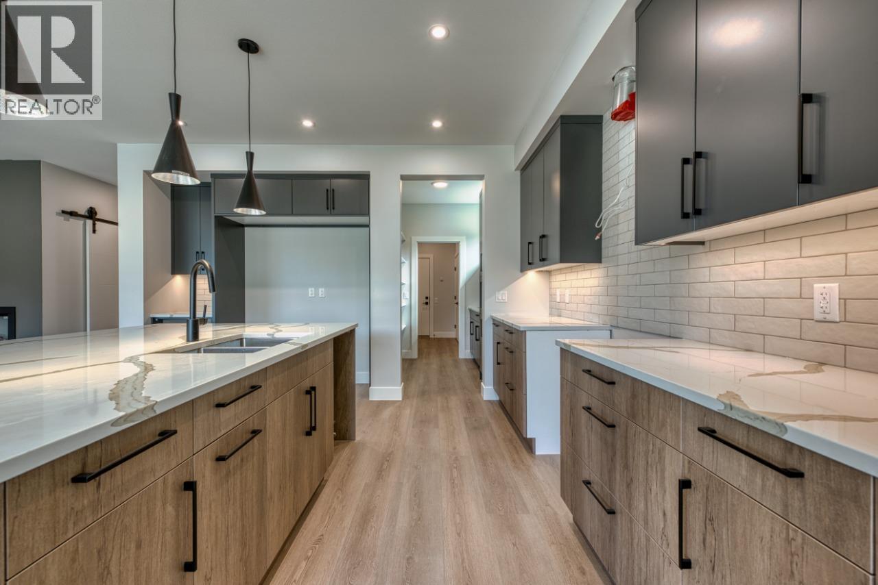 925 BULL CRESCENT - 27